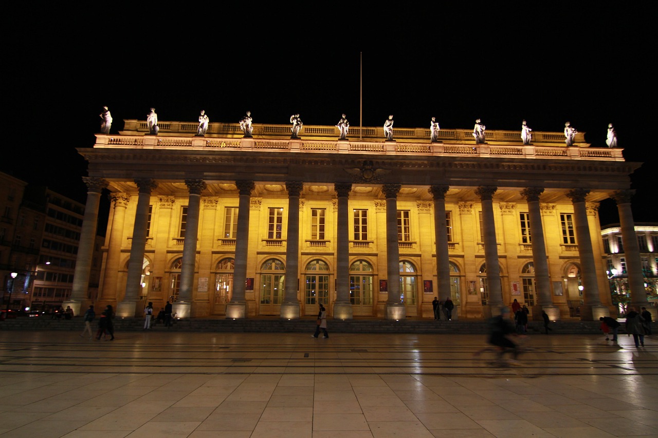 building lit - Hizvo